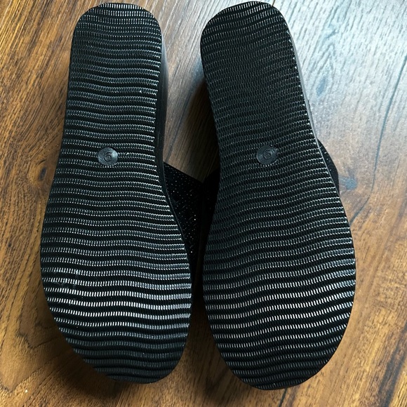 La Rosa Black Wide Width Slip on Open Toe Lazer Cut Sandals Women’s Size 9M - Picture 6 of 9